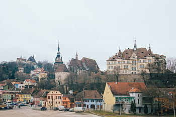vozidel, zaparkováno, beton, domy, během dne, fotografie, město, modrý, nebe, architektura, budova