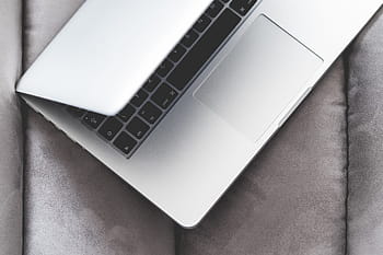 laptop macbook entreaberto, Macbook, Computador portátil, Sofá, maçã, preto e branco, empresário, lancer, escritório em casa, macbook pro, minimalista