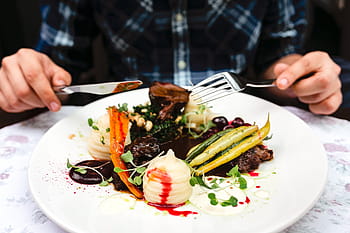 レストランでのディナー、 レストラン、 食品、 食事、 夕食、 空腹、 牛肉、 肉、 プレート、 野菜、 人間の手