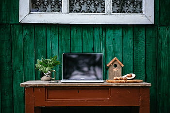 local de trabalho vintage, vintage, local de trabalho, espaço de trabalho, computador, macbook, tecnologia, mesa, laptop, zona rural, placas verdes