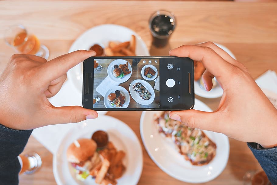 osoba, hospodářství, chytrý telefon, přijímání, obrázek, jídlo, Lahodné, nádobí, soustředit se, ruka, uvnitř