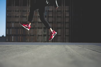 คน, การสวมใส่, สีแดง, รองเท้าผ้าใบ nike, ที่กระโดด, ถนน, วัน, สีดำ, กางเกงยีนส์, nike, รองเท้าผ้าใบ