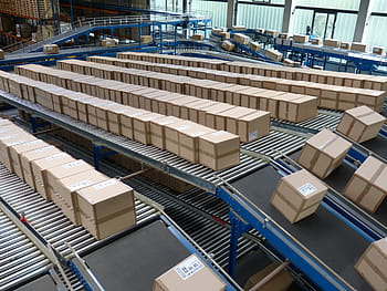 Marrone, scatole di cartone, in movimento, lungo, nastro trasportatore, la logistica, azione, trasporto, spedizione, gru, carico