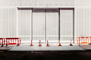 Orange, Leitkegel, neben, Gebäude, tagsüber, der Verkehr, Kegel, nahe, Wand, Fenster, Abdeckung