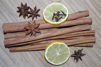laski cynamonu, gwiazda anis, plasterki, cytryny, powierzchnia, anyż gwiazdkowaty, cynamon, cytrynowy, goździki, pieprz, pieczenie