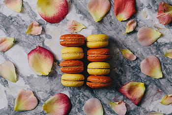 overhead, tampilan, macarons, slab marmer, Overhead view, marmer, slab, mawar, kuning, manis, kue