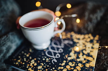 若い、 女性、 家、 hygge本を読んで、 飲んで、 家で、 読書、 Hygge、 本、 屋内、 フェミン