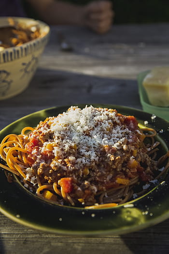 spagetti, szolgált, tányér, elhelyezni, felső, asztal, élelmiszer, tészta, falatozás, étterem, étel és ital
