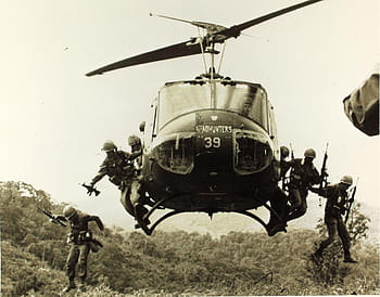 fotografie ve stupních šedi, vojáků, skákání, helikoptéra, zvonek uh-1, iroquois, huey, vietnamská válka, letadlo, doprava, vojenský