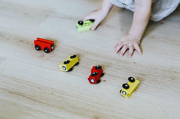 再生、 おもちゃ、 床、 子供、 床の上、 楽しい、 車、 遊び、 ゲーム、 木-素材、 人間の手