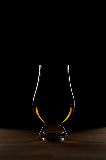 brandy, whisky, alkohol, sklenka, bar, napít se, rum, alkoholik, závislost, koktejl, bourbon
