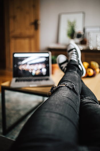 rasgado, jeans, preto, tênis, laptop prata, de madeira, mesa, Mulher, prata, laptop, mesa de madeira