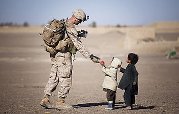 子供、 与える、 ピンク、 ボール、 海兵、 兵士、 軍事、 制服、 アメリカ人、 贈り物、 若い