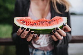 Mujer, saludable, merienda, madera, muelle, rubia, muelle de madera, niña, zapatillas de deporte, hermosa, chaqueta