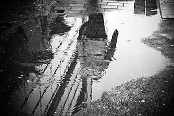 fotografie ve stupních šedi, louže, Šedá, beton, podlaha, déšť, voda, zrcadlení, mokré, počasí, prší