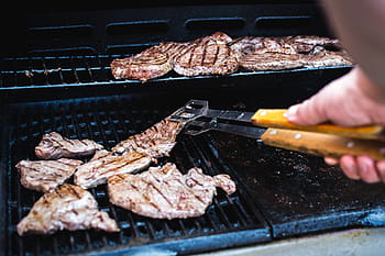 hovězí steaky grilování, hovězí, steaky, grilování, vaření, ruce, maso, mimo, paleo, steak, jídlo