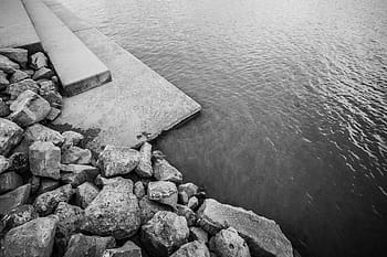 Costa do lago, rochas, lago, minimalista, costa, água, preto e branco, natureza, rio, ninguém, mar