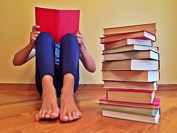 livre de lecture, sol, à côté de, pile, livres, la personne, lisant un livre, en train de lire, apprentissage, à l'intérieur, livre
