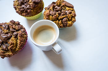 káva espresso, domácí výroba, čokoládové muffiny, káva, espresso, čokoláda, muffiny, zblízka, napít se, muffin, bílé pozadí