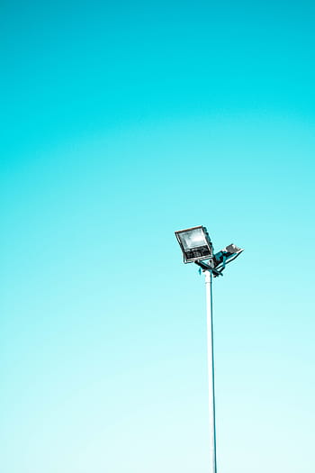 ロー、 アングル写真、 ランプポスト、 空、 青、 ポスト、 ライト、 スチール、 スポットライト、 コピースペース、 スタジオショット