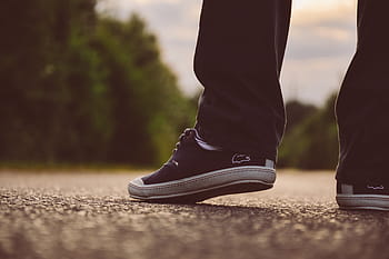 selektivní, zaostřovací fotografie, osoba, ukazující, pár, Černá, lacoste nízké tenisky, nošení, kalhoty, lacoste, nízký