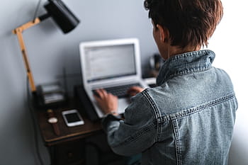 trabajando, computadora portátil, mujer, interior, oficina, espacio de trabajo, lugar de trabajo, computadora, macbook, tecnología, trabajo