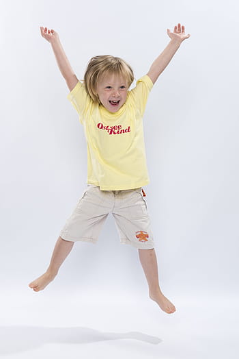 blond, behaartes Kind, tragen, Gelb, Hemd mit Rundhalsausschnitt, Beige, kurze Hose, Kind, springt, Lachen, heiter