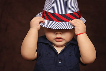 dítě, nošení, modrý, horní, bílá a modrá fedora, chlapec, čepice, pokryté, oči, hraní, fotky