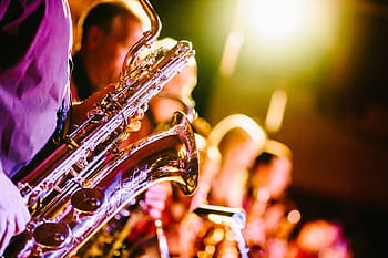 muž, hraní, mosazný saxofon, kapela, hudba, hudební nástroje, saxofony, rohy, koncert, show, zábava