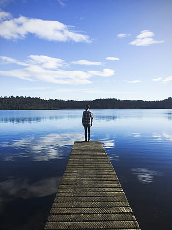 uomo, in piedi, di legno, bacino, di fronte, lago, giorno, bianca, camicia, sentiero, analizzare, cercare, guardare