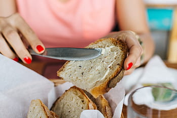 leipää voin kanssa, leipä, voi, lähikuva, käsissä, leivonnainen, käsitellä asiaa, ruoka, viipale, sisällä, aamiainen