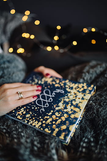 若い、 女性、 hyggeの本を読んで家、 飲んで、 家で、 読書、 Hygge、 本、 家、 屋内、 フェミン
