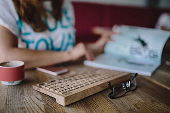 Hembra, manos escribiendo texto, inalámbrico, madera, teclado, primer plano, manos, escribir, texto, mujer, espacio de trabajo