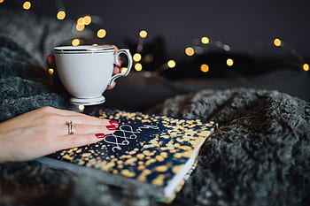 mulher, casa, livro, leitura, interior, feminino, aconchegante, luzes de fadas, Jovem, Hygge, bebendo