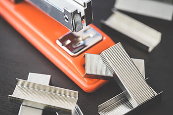 stapler kantor, staples kantor tembaga, Merah, Kantor, Stapler, Tumpukan, Tembaga, Staples, meja, dokumen, kertas