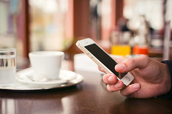 membaca berita, iphone 5, 5s, Berita, iPhone 5S, EMAS, kafe, meja, iphone, Ponsel, Telepon pintar