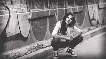 žena, squatting, podlaha, zeď, dívka, krčí se, ženský, volný čas, lidé, dospělý, sedět