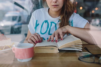 女性の読書、 コーヒーショップ、 本を読んで、 大人、 白人、 女性、 コーヒー、 本、 読書、 若い、 カフェ