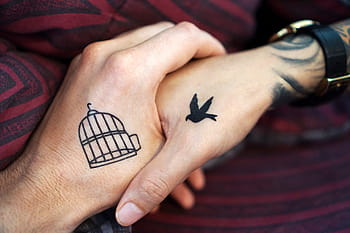 persona che si tiene per mano, tatuaggio, mano, mani, coppia, amarsi, tatuaggi, tatuato, orologio da polso, dolce, compagno