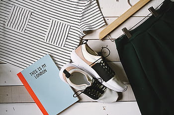 Paar, weiß-schwarz-braune Schuhe, London Buch, Schuhe, Buch, Notizbuch, Hemd, Aufhänger, Mode, Kleider, Rock