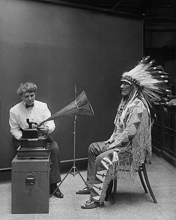fotografie ve stupních šedi, rodák, americký, sedící, přední, gramofon, indiánů, hlavní, indický náčelník, blackfoot