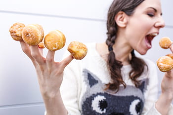 donna, indossare, bianca, camicia, infornare, cibo, dita, persone, capriccioso, pigro, signora