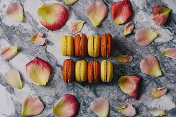 overhead, tampilan, macarons, slab marmer, Overhead view, marmer, slab, mawar, kuning, manis, kue