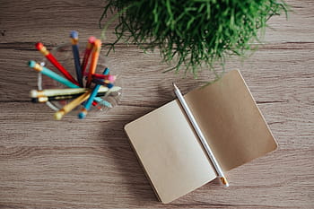 pensil warna-warni, kayu, meja tulis, Notebook, jurnal, penulisan, buku harian, pensil, kayu - Bahan, kertas, meja