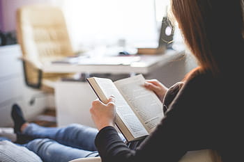 読んでいる女の子、 ホーム、 女の子、 読書、 本、 自宅で、 ブルネット、 学習、 動機、 学校、 成功