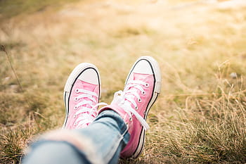 colocación, niña, rosa, zapatos, pradera, relajarse, escalofriante, moda, hierba, jeans, naturaleza