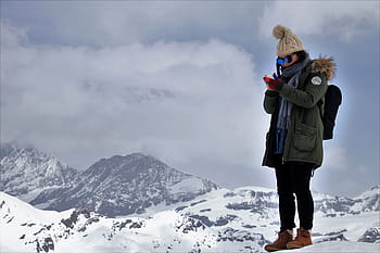 女性、 立っている、 山、 冬のシーズン、 アルプス、 彼女、 雪、 冬、 寒さ、 SMS、 電話