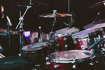 červená sada bicí, bicí souprava, bicí, hudební nástroje, drum - bicí nástroj, činel, hudba, umělecká kultura a zábava, hudební nástroj, nahrávací studio, uvnitř
