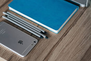 シルバーiphone、 ブルー、 ノートブック、 鉛筆、 シルバー、 iPhone、 アップル、 モバイル、 スマートフォン、 メモ帳、 木材-素材
