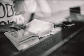 mulher lendo livro, cafeteria, mulher lendo, lendo livro, adulto, caucasiano, mulher, café, livro, leitura, jovem